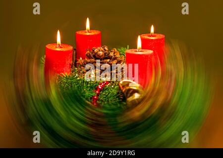 La corona dell'Avvento con candele bruciate con velocità Foto Stock