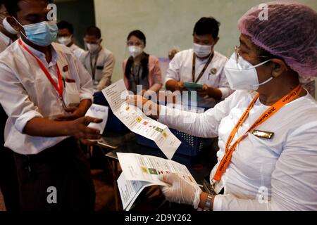 Yangon, Myanmar. 8 Nov 2020. I funzionari della commissione elettorale dell'Unione contano i voti durante le elezioni generali multipartitiche in un seggio elettorale a Yangon, Myanmar, 8 novembre 2020. Domenica pomeriggio il Myanmar ha concluso con successo il voto delle elezioni generali multipartitiche in tutto il paese. Credit: U Aung/Xinhua/Alamy Live News Foto Stock