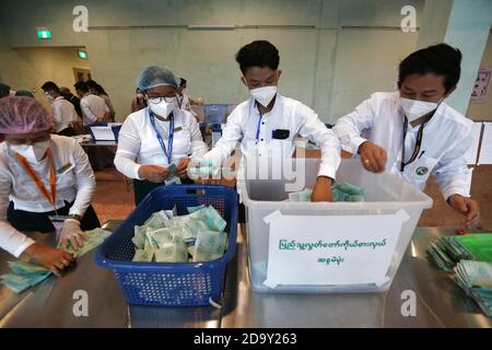 Yangon, Myanmar. 8 Nov 2020. I funzionari della commissione elettorale dell'Unione contano i voti durante le elezioni generali multipartitiche in un seggio elettorale a Yangon, Myanmar, 8 novembre 2020. Domenica pomeriggio il Myanmar ha concluso con successo il voto delle elezioni generali multipartitiche in tutto il paese. Credit: U Aung/Xinhua/Alamy Live News Foto Stock