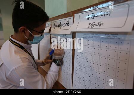 Yangon, Myanmar. 8 Nov 2020. Un funzionario della commissione elettorale dell'Unione conta i voti durante le elezioni generali multipartitiche in un seggio elettorale a Yangon, Myanmar, 8 novembre 2020. Domenica pomeriggio il Myanmar ha concluso con successo il voto delle elezioni generali multipartitiche in tutto il paese. Credit: U Aung/Xinhua/Alamy Live News Foto Stock