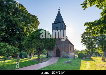 Mönchgut: chiesa nel villaggio di Groß Zicker, Ostsee (Mar Baltico), Isola di Rügen, Meclemburgo-Vorpommern, Germania Foto Stock