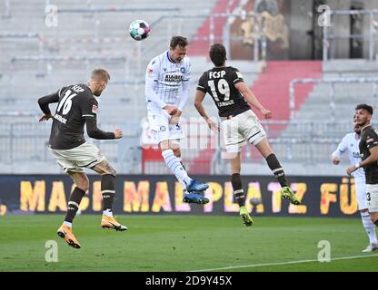 Duelli, duello, testata tra Robin Bormuth (KSC) / m, Simon Makienok (St Pauli) / l. e Luca Zander (St Pauli) / r. GES / Calcio / 2. Bundesliga: Karlsruher SC - FC St. Pauli Hamburg Hamburg, 8 novembre 2020 Calcio: 2 tedesco Laegue: Karlsruhe vs. St. Pauli, Amburgo, 8 novembre 2020 | usage worldwide Foto Stock