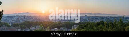 Panorama Sunrise di Roma, Italia dal punto di vista del Colle di Janiculum con anfiteatro del Colosseo, Pantheon, Piazza di Spagna, fori Romani e chiese Foto Stock