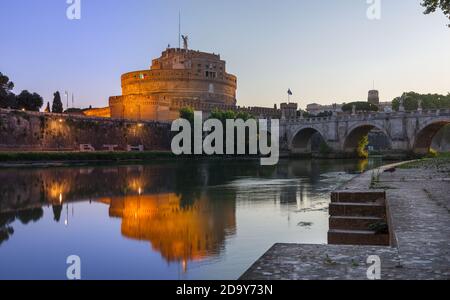 Notte a giorno composto di Castel Sant'Angelo a Roma, Italia Tevere fiume, Ponte dell'Angelo Santo e scalinata di fronte alla fortezza dell'Angelo Santo Foto Stock