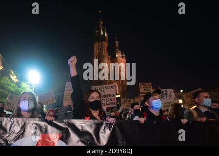 Cracovia, Polonia. 7 novembre 2020. Gesto attivista pro-scelta durante una protesta nella piazza del mercato di Cracovia. Gli attivisti pro-scelta e per i diritti delle donne e i loro sostenitori hanno organizzato sabato sera un'altra protesta anti-governativa a Cracovia per esprimere la loro rabbia nei confronti della sentenza della Corte Suprema in relazione alle leggi sull'aborto. Credit: ASWphoto/Alamy Live News Foto Stock