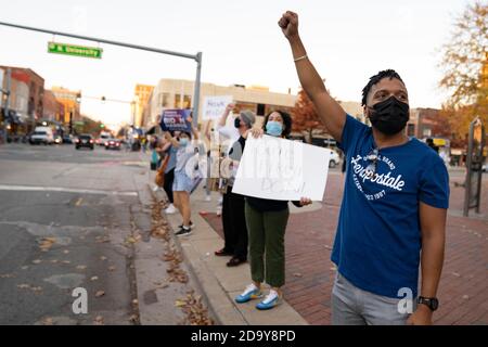 Ann Arbor, Michigan, Stati Uniti. 7 Nov 2020. La gente celebra Joe Biden che è stato dichiarato il vincitore della corsa presidenziale contro Donald Trump in carica nel centro di Ann Arbor, Michigan il 7 novembre 2020. Credit: Dominick Sokotoff/ZUMA Wire/Alamy Live News Foto Stock