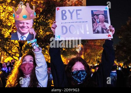 WILMINGTON, DE- 7 NOVEMBRE: I sostenitori di Joe Biden si riuniscono per vederlo pronunciare il suo primo discorso come presidente eletto dopo la sconfitta delle elezioni presidenziali di Donald Trump il 7 novembre 2020 al Chase Center sul lungomare di Wilmington, Delaware. (Foto di Chris Tuite/ImageSPACE/Sipa USA) Foto Stock