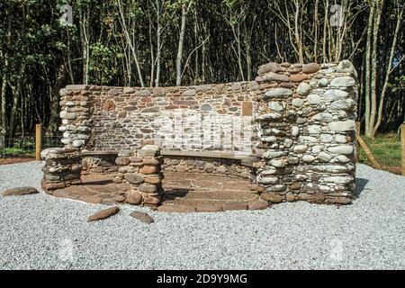 La sede di pietra a Deer Park in Mount Edgcumbe Estate Cornwall settembre 2016. Conosciuto anche come Rock Seat e Pebble Seat. Vista su Pivklecombe Vall Foto Stock