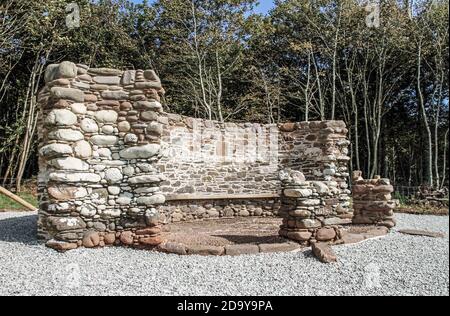 La sede di pietra a Deer Park in Mount Edgcumbe Estate Cornwall settembre 2016. Conosciuto anche come Rock Seat e Pebble Seat. Vista su Picklecombe Vall Foto Stock