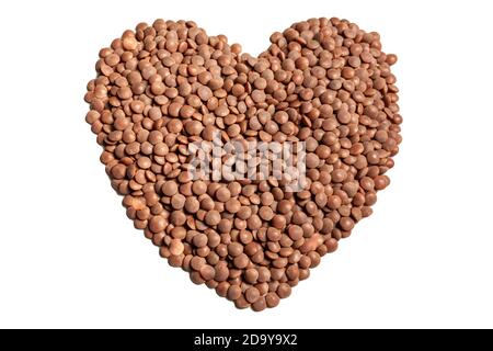 fagioli di lenticchie marroni a forma di cuore isolati su bianco sfondo Foto Stock