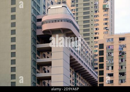 Ascensore torre e passerella al blocco 9, Kwai Shing West Estate, New Territories, Hong Kong Foto Stock