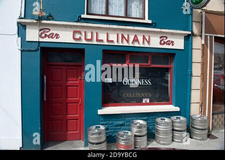 Barili di birra fuori Cullinan's Bar, Ennistymon, County Clare, Repubblica d'Irlanda Foto Stock