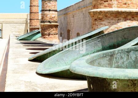 Favignana, Trapani, Sicilia, Italia. Agosto 2020. Vista sul cortile dell''ex-stabilimento Florio', un'ex fabbrica di lavorazione del tonno. Qui il chimn Foto Stock