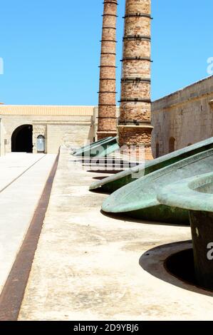 Favignana, Trapani, Sicilia, Italia. Agosto 2020. Vista sul cortile dell''ex-stabilimento Florio', un'ex fabbrica di lavorazione del tonno. Qui il chimn Foto Stock