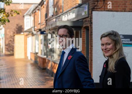 Brentwood Essex 8 novembre 2020 NELLA chiesa di San Tommaso Brentwood Essex SI è SVOLTO UN evento formale all'aperto di posa delle corone con rappresentanti militari e cvic, tra cui Alex Burghart MP e Cllr Olivia Sanders Vice Sindaco di Brentwood Pictured, Alex Burghart, Segretario parlamentare privato al primo Ministro Boris Johnson e a sua moglie Hermione Eyre Credit: Ian Davidson/Alamy Live News Foto Stock