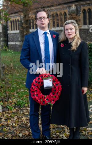 Brentwood Essex 8 novembre 2020 NELLA chiesa di San Tommaso Brentwood Essex SI è SVOLTO UN evento formale all'aperto di posa delle corone con rappresentanti militari e cvic, tra cui Alex Burghart MP e Cllr Olivia Sanders Vice Sindaco di Brentwood Pictured, Alex Burghart, Segretario parlamentare privato al primo Ministro Boris Johnson e a sua moglie Hermione Eyre Credit: Ian Davidson/Alamy Live News Foto Stock