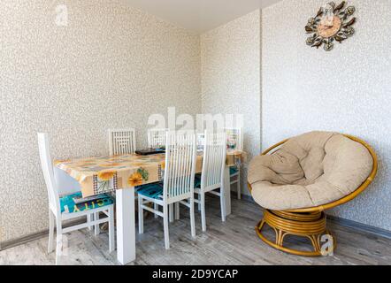 Anapa, Russia - 23 agosto 2020: Tavolo da pranzo e comoda poltrona all'interno della stanza Foto Stock