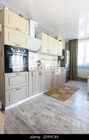 Anapa, Russia - 23 agosto 2020: Cucina standard messa a primo piano nell'interno della cucina Foto Stock
