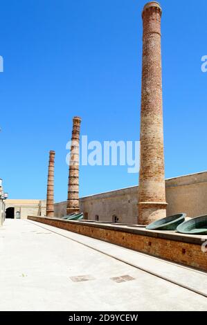 Favignana, Trapani, Sicilia, Italia. Agosto 2020. Vista sul cortile dell''ex-stabilimento Florio', un'ex fabbrica di lavorazione del tonno. Qui il chimn Foto Stock