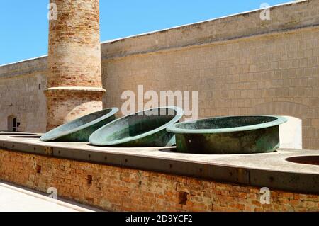 Favignana, Trapani, Sicilia, Italia. Agosto 2020. Vista sul cortile dell''ex-stabilimento Florio', un'ex fabbrica di lavorazione del tonno. Qui il chimn Foto Stock