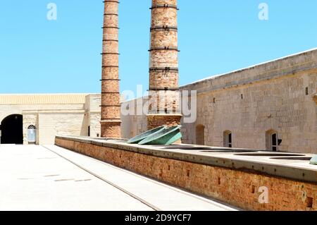 Favignana, Trapani, Sicilia, Italia. Agosto 2020. Vista sul cortile dell''ex-stabilimento Florio', un'ex fabbrica di lavorazione del tonno. Qui il chimn Foto Stock