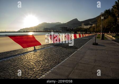 Salerno, Italia. 07 novembre 2020. Salerno e il primo fine settimana nella 'zona gialla', controlli anti-raduno in città. Il Sindaco della città di Salerno, a seguito del significativo aumento del numero di infezioni da Covid-19 negli ultimi giorni, ha ordinato la chiusura del lungomare e della villa comunale nei fine settimana. (Foto di Alessandro Barone/Pacific Press) Credit: Pacific Press Media Production Corp./Alamy Live News Foto Stock