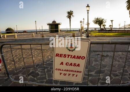 Salerno, Italia. 07 novembre 2020. Salerno e il primo fine settimana nella 'zona gialla', controlli anti-raduno in città. Il Sindaco della città di Salerno, a seguito del significativo aumento del numero di infezioni da Covid-19 negli ultimi giorni, ha ordinato la chiusura del lungomare e della villa comunale nei fine settimana. (Foto di Alessandro Barone/Pacific Press) Credit: Pacific Press Media Production Corp./Alamy Live News Foto Stock