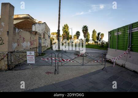 Salerno, Italia. 07 novembre 2020. Salerno e il primo fine settimana nella 'zona gialla', controlli anti-raduno in città. Il Sindaco della città di Salerno, a seguito del significativo aumento del numero di infezioni da Covid-19 negli ultimi giorni, ha ordinato la chiusura del lungomare e della villa comunale nei fine settimana. (Foto di Alessandro Barone/Pacific Press) Credit: Pacific Press Media Production Corp./Alamy Live News Foto Stock