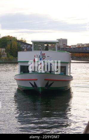 Das Ausflugsschiff 'MS Wappen von Spandau' am Lindenufer auf der Havel.