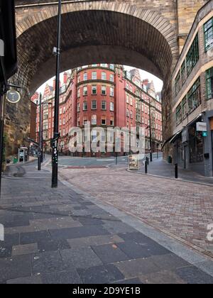 Newcastle Street scena guardando su lato attraverso l'arco ferroviario verso Milburn House, dove la strada si divide in Dean Street. Foto Stock