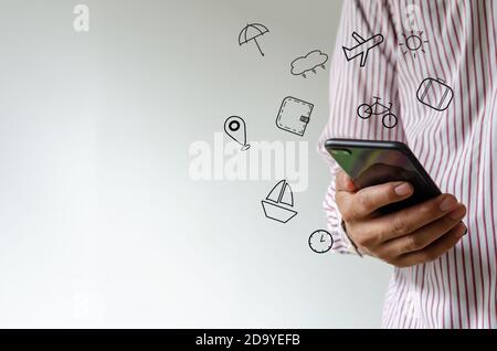 Smartphone portatile con icone concetto di viaggio. Foto Stock