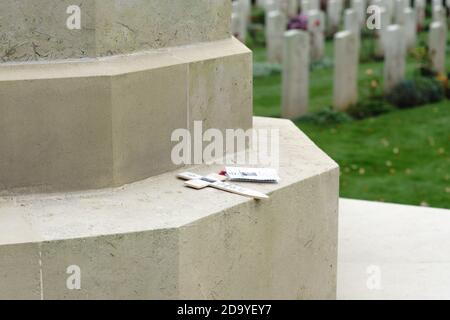 Botley Road Commonwealth War Graves, Oxford, Regno Unito. Novembre 8th 2020. Il Servizio annuale di memoria alle tombe di guerra del Commonwealth (CWG) Oxford è stato un evento limitato quest'anno a causa delle regole che circondano le riunioni pubbliche durante la pandemia del COVID-19. Bridget Catterall/Alamy Live News. Foto Stock