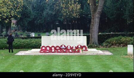 Botley Road Commonwealth War Graves, Oxford, Regno Unito. Novembre 8th 2020. Il Servizio annuale di memoria alle tombe di guerra del Commonwealth (CWG) Oxford è stato un evento limitato quest'anno a causa delle regole che circondano le riunioni pubbliche durante la pandemia del COVID-19. NELLA FOTO: Una donna visita il memoriale GraveBridget Catterall/Alamy Live News. Foto Stock