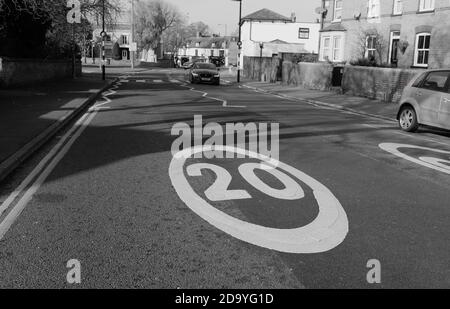 Segnaletica stradale con un nuovo limite di velocità in un centro cittadino a Biggleswade, Bedfordshire, Inghilterra Foto Stock