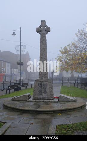 croce commemorativa nella piazza della città di Biggleswade, Bedfordshire, Inghilterra Foto Stock