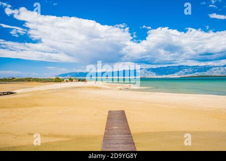 Laguna di sabbia vicino alla città di Nin in Dalmazia, Croazia. La costa adriatica e la montagna di Velebit sullo sfondo. Foto Stock