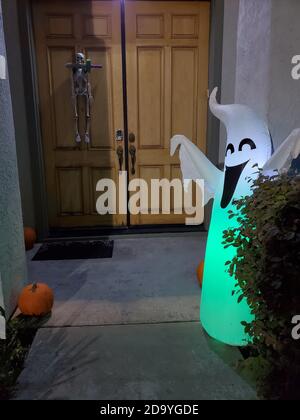 Primo piano di luci fantasma gonfiabili, scheletro e zucca Halloween decorazioni di fronte a casa suburbana, San Ramon, California, 14 ottobre 2020. () Foto Stock