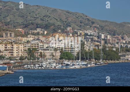 Messina, Sicilia, Italia - 7 ottobre 2017: Vista del porto di Messina con la statua dorata della Madonna della Lettera in Sicilia. Foto Stock