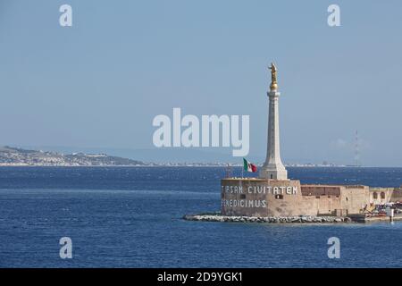 Messina, Sicilia, Italia - 7 ottobre 2017: Vista del porto di Messina con la statua dorata della Madonna della Lettera in Sicilia. Foto Stock