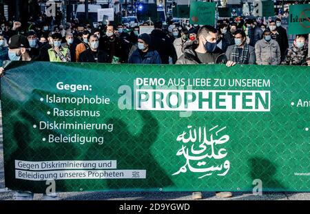 Amburgo, Germania. 8 novembre 2020. Gli islamisti si manifestano dietro una bandiera con l'iscrizione 'Demo per amore per il nostro profeta' contro gli insulti contro il profeta islamico Mohamed. Credit: Markus Scholz/dpa/Alamy Live News Foto Stock
