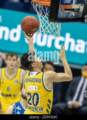 Berlino, Germania. 8 novembre 2020. Pallacanestro: Bundesliga, Alba Berlin - Frapport Francoforte, turno principale, 1 ° incontro, Mercedes-Benz Arena. Simone Fontecchio DI ALBA salta con la palla al cesto. Credit: Andreas Gora/dpa/Alamy Live News Foto Stock