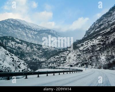 Tunnel di fronte alla strada in un paesaggio montano invernale della Norvegia. Foto Stock