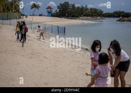 Singapore, Singapore. 11 Ott 2020. Le persone che indossano una maschera protettiva visitano la spiaggia di Sentosa, un'isola situata a sud della terraferma di Singapore. Credit: Maverick Asio/SOPA Images/ZUMA Wire/Alamy Live News Foto Stock
