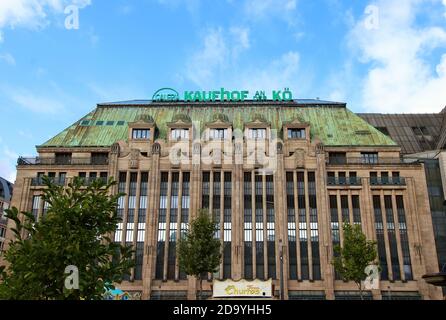 Bellissimo edificio storico del famoso grande magazzino Kaufhof an der Kö, costruito dal 1907 al 1909. Foto Stock