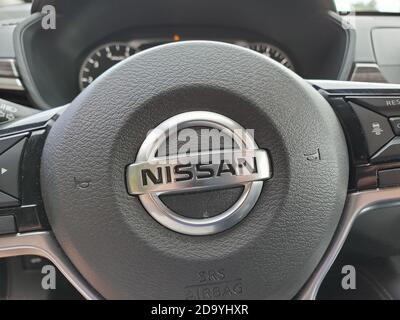 Primo piano del logo del produttore automobilistico Nissan sul volante del veicolo, Walnut Creek, California, 9 ottobre 2020. () Foto Stock