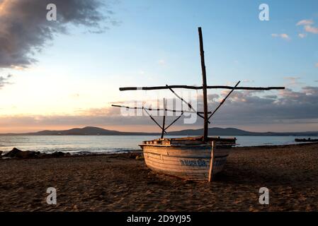 Burgas, Bulgaria, 25 settembre 2020 spiaggia vuota all'alba accanto al molo di Burgas sulla costa del Mar Nero della Bulgaria. Foto Stock