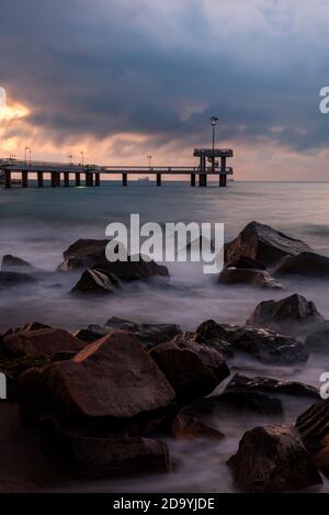 Burgas, Bulgaria, 25 settembre 2020 Alba sul molo presso il Sea Garden nella città bulgara di Burgas sulla costa del Mar Nero, in Europa. Foto Stock