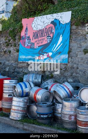 Barili di birra di metallo fuori pub a Porthleven, Cornovaglia Foto Stock