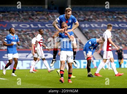 Rangers' Kemar Roofe (in basso al centro) celebra il secondo gol del suo fianco con il compagno di squadra Scott Arfield durante la partita di premiership scozzese allo Ibrox Stadium di Glasgow. Foto Stock