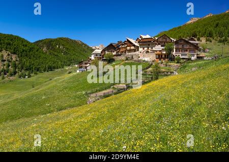Il villaggio di Souliers in estate nel Parco Naturale Regionale di Queyras. Hautes-Alpes (05), Alpi europee, Francia Foto Stock